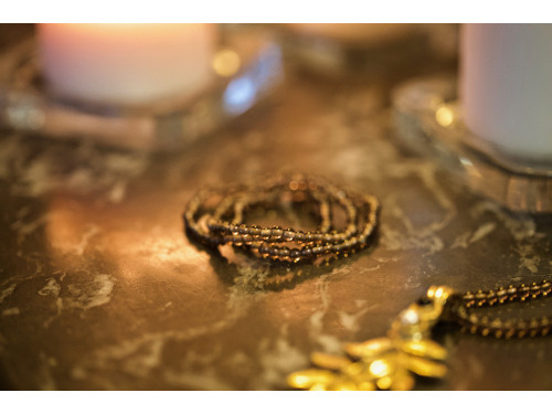 Bracelets De Port D'accessoire De Bijoux De Main Du ` S De Femme Photo  stock - Image du adulte, fille: 117676216